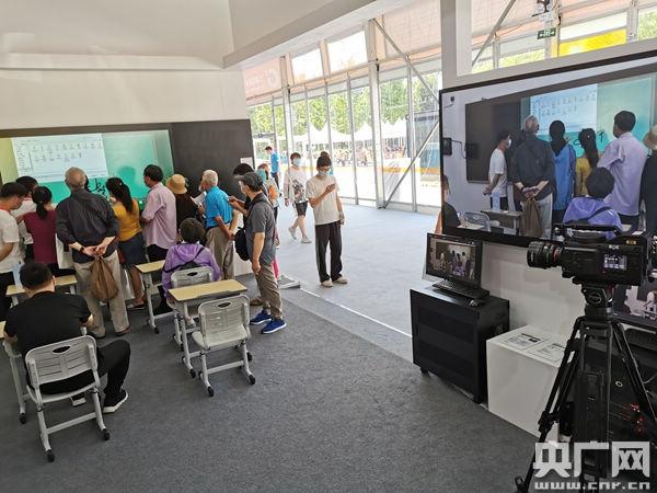 在boe数字化教室里,参观者体验远程教学设备(总台央广记者佟亚涛 摄)